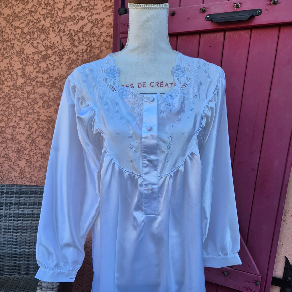 Chemise de nuit longue en satin et dentelle T. 40 Linclalor